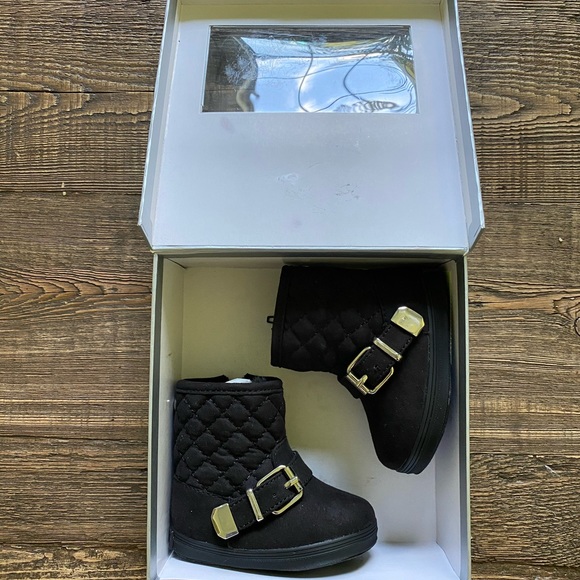 🆕 Stuart Weitzman quilted baby booties - Picture 2 of 7